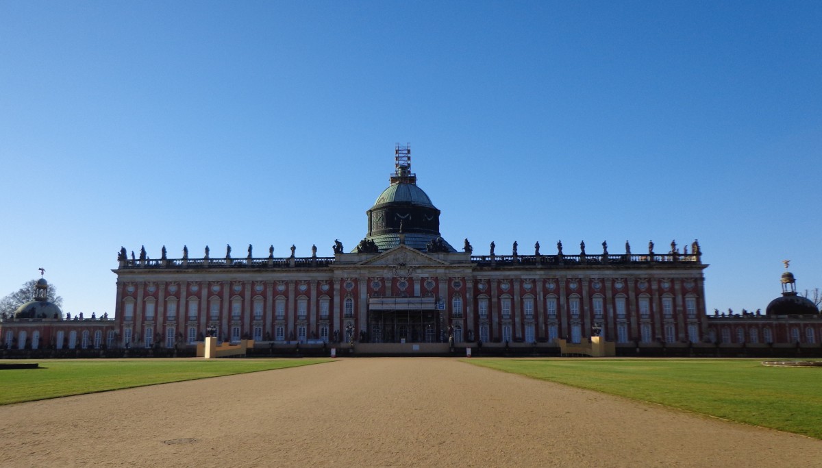 Das Neue Palais im Potsdamer Park Sanssouci von der Hauptallee aus gesehen am 25.November.2013