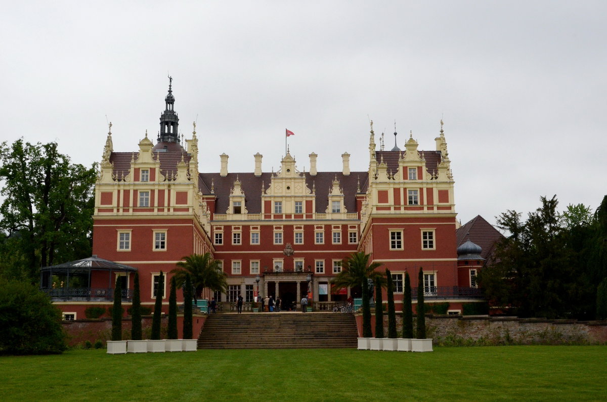 Das Neue Schloss im Frst-Pckler-Park Bad Muskau.  Am 12.05.2018
Der Frst-Pckler-Park Bad Muskau, ein Landschaftspark in der Oberlausitz. Mit einer Gesamtflche von 830 Hektar. Schpfer Hermann Frst von Pckler-Muskau ist das Neue Schloss Muskau. Der im Weltkulturerbe befindliche Park ist das einzige schsische Welterbe und eine der wenigen staatenbergreifenden Welterbesttten. 
