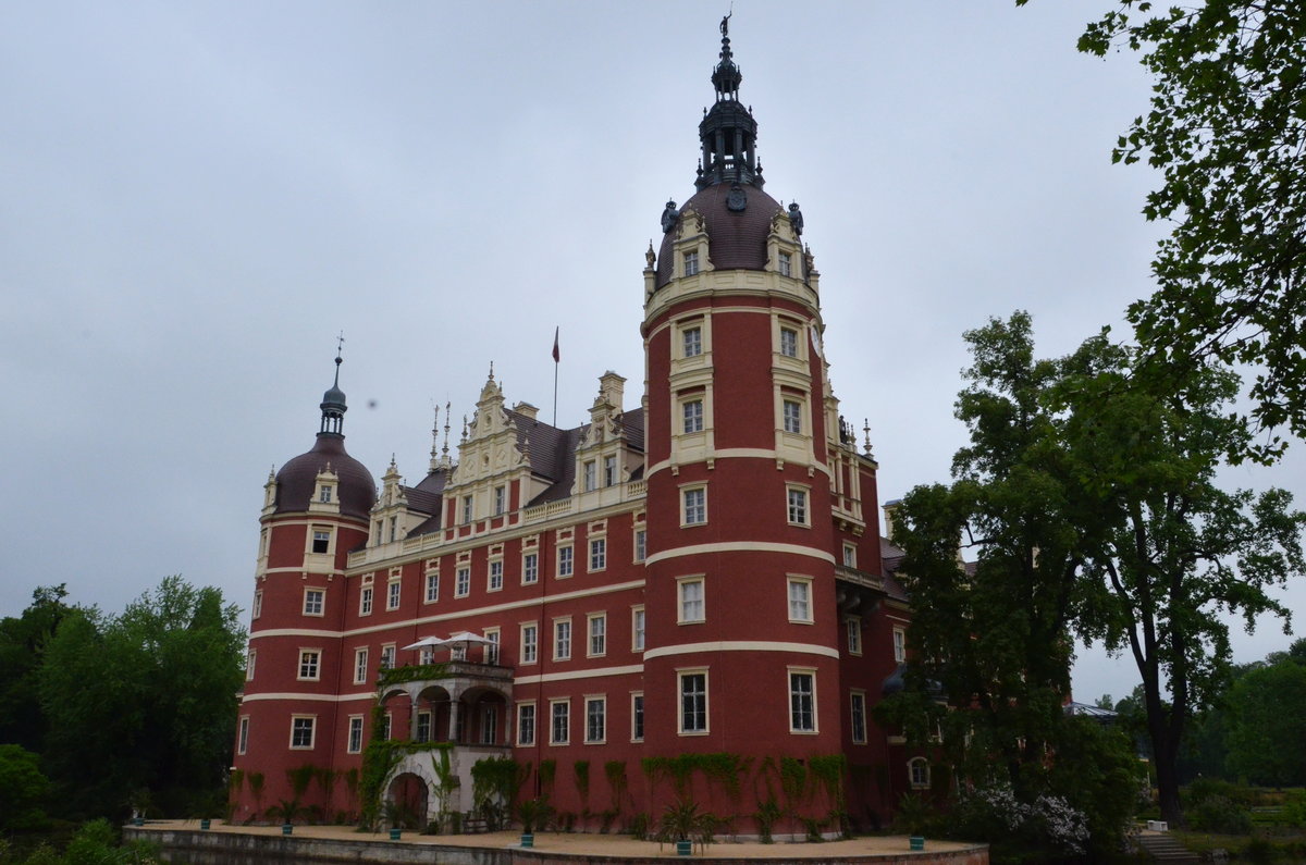 Das Neue Schloss im Frst-Pckler-Park Bad Muskau.  Am 12.05.2018
Der Frst-Pckler-Park Bad Muskau, ein Landschaftspark in der Oberlausitz. Mit einer Gesamtflche von 830 Hektar. Schpfer Hermann Frst von Pckler-Muskau ist das Neue Schloss Muskau. Der im Weltkulturerbe befindliche Park ist das einzige schsische Welterbe und eine der wenigen staatenbergreifenden Welterbesttten. 
