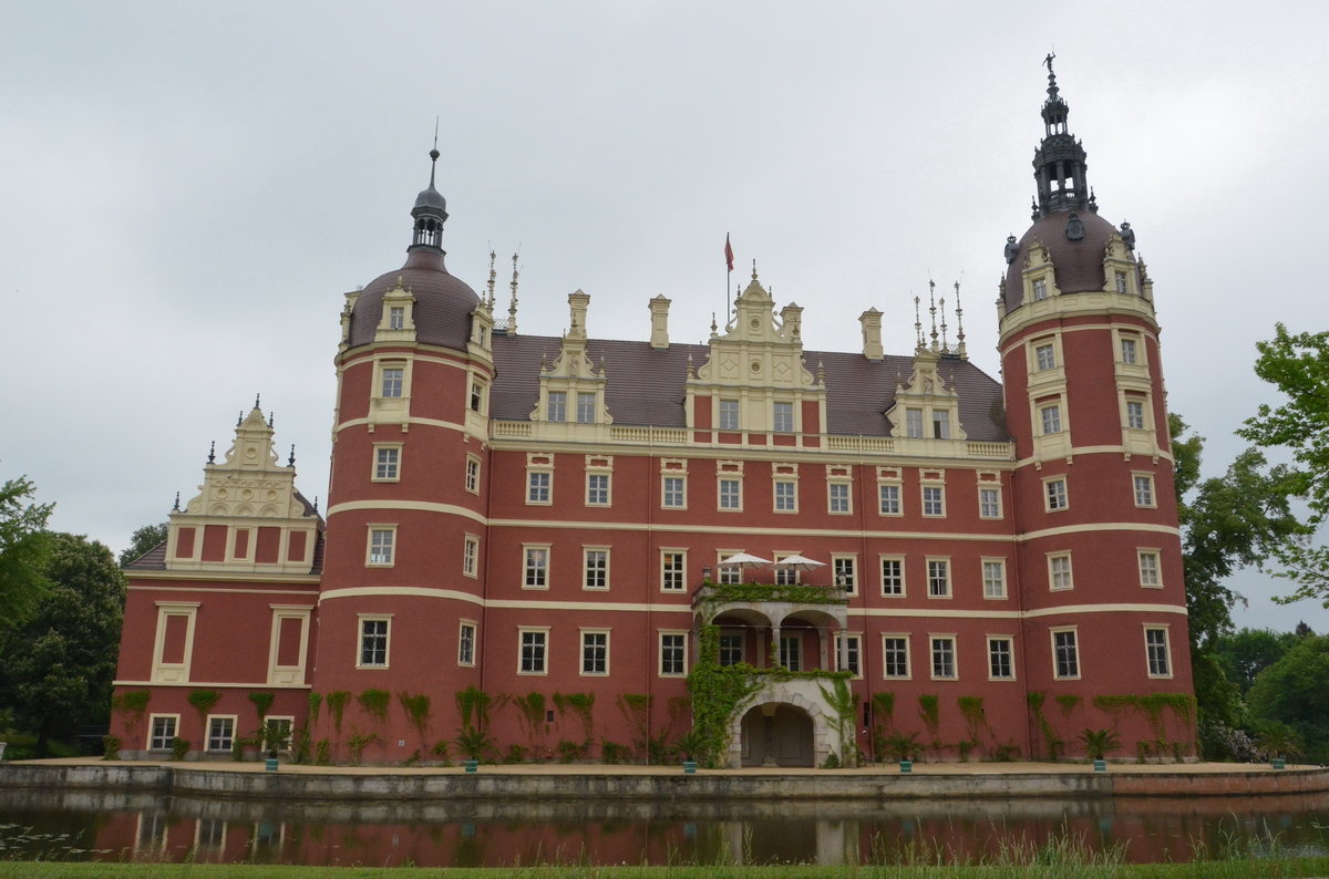 Das Neue Schloss im Frst-Pckler-Park Bad Muskau.  Am 12.05.2018
Der Frst-Pckler-Park Bad Muskau, ein Landschaftspark in der Oberlausitz. Mit einer Gesamtflche von 830 Hektar. Schpfer Hermann Frst von Pckler-Muskau ist das Neue Schloss Muskau. Der im Weltkulturerbe befindliche Park ist das einzige schsische Welterbe und eine der wenigen staatenbergreifenden Welterbesttten. 
