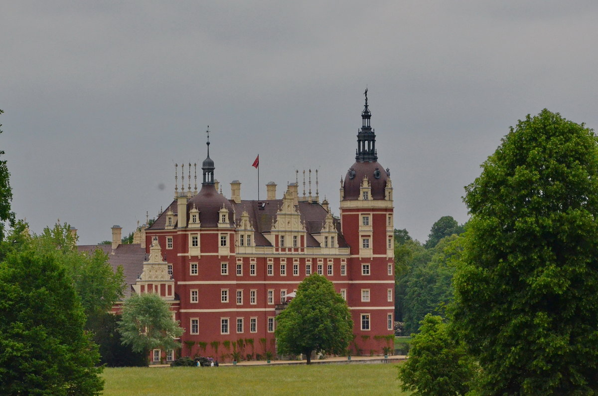 Das Neue Schloss im Frst-Pckler-Park Bad Muskau.  Am 12.05.2018
Der Frst-Pckler-Park Bad Muskau, ein Landschaftspark in der Oberlausitz. Mit einer Gesamtflche von 830 Hektar. Schpfer Hermann Frst von Pckler-Muskau ist das Neue Schloss Muskau. Der im Weltkulturerbe befindliche Park ist das einzige schsische Welterbe und eine der wenigen staatenbergreifenden Welterbesttten. 
