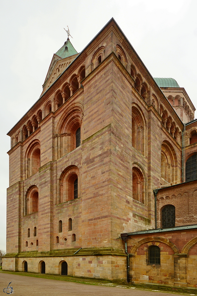 Das neuere Westwerk des Speyerer Doms hebt sich deutlich vom lteren Gebudeteil ab. (Dezember 2014)