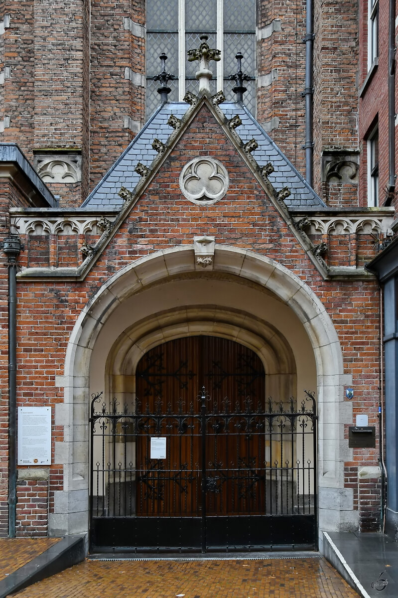Das n�rdliche Eingangsportal der Buurkerk, welche heute als Spieluhrenmuseum genutzt wird. (Utrecht, September 2026)