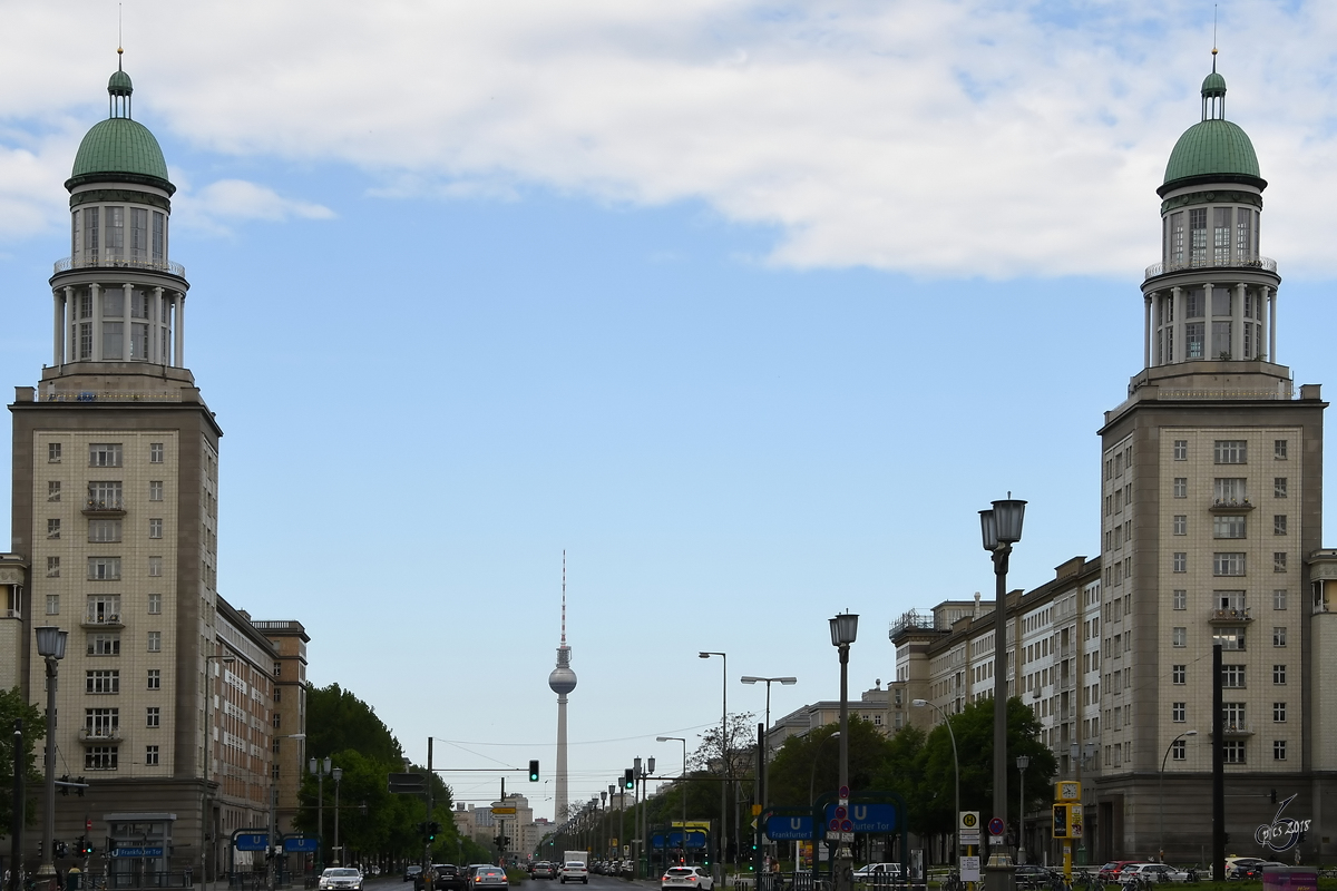 Das Nord- und Sdturm des Frankfurter Tores Ende April 2018 in Berlin.