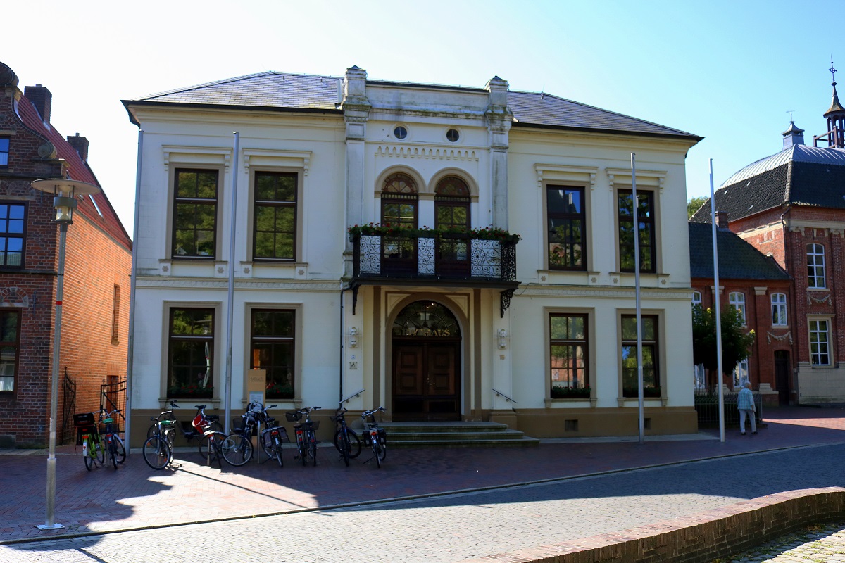 Das Norder Rathaus am historischen Marktplatz. [26.7.2017 - 10:34 Uhr]