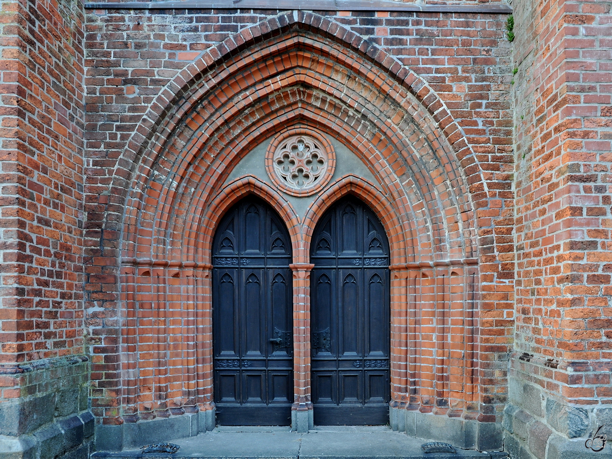 Das Nordportal der Pfarrkirche St. Petri, so gesehen Ende August 2013 in Altentreptow.