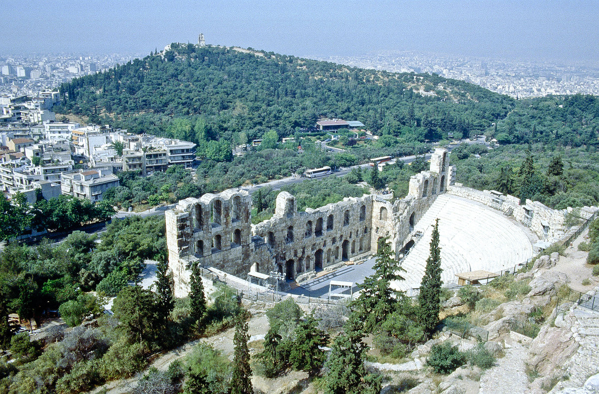 Das Odeon des Herodes Atticus ist ein antikes Theater am Fu des Akropolis-Felsens in Athen. Das Theater wurde von Herodes Atticus gestiftet und fasst 5000 Zuschauer. Es wird seit den 1930er Jahren wieder regelmig fr Veranstaltungen genutzt und ist der Hauptschauplatz des Athener Festivals. Bild vom Dia. Aufnahme: Juni 1992.