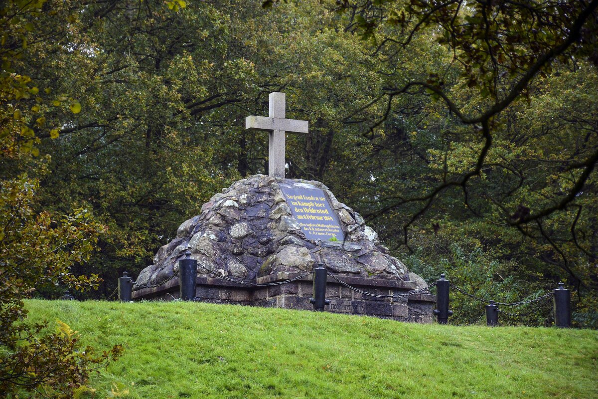 Das sterreicher-Denkmal am Sankelmarker See im Landesteil Schleswig. Whrend des Deutsch-Dnischen Krieges kam es am 6. Februar 1864 zu einem Gefecht auf dem Gemeindegebiet, als zwei Brigaden den Rckzug des dnischen Heeres aus dem Danewerk gegen nachstoende sterreichische Krfte deckten (Schlacht von Oeversee). Aufnahme: 27. Oktober 2021.