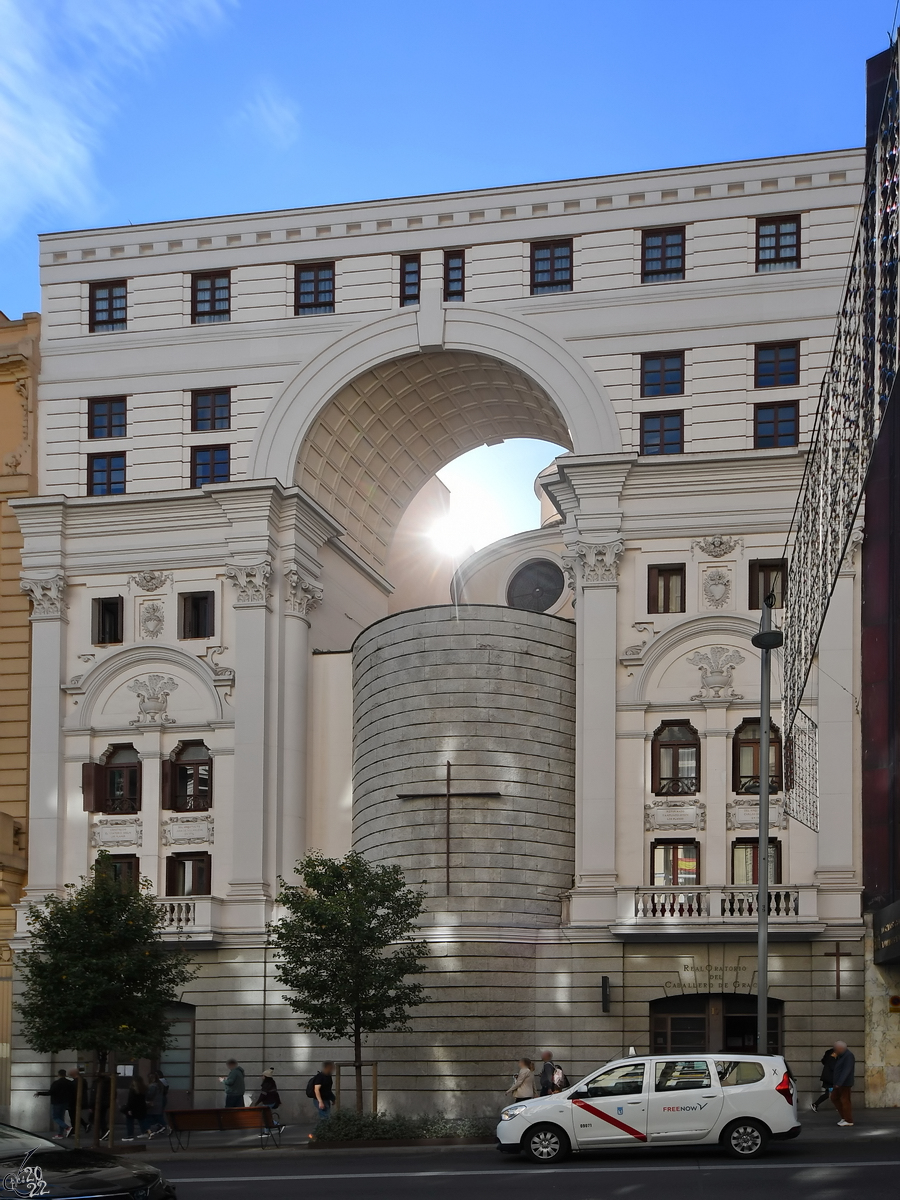 Das Oratorium des Ritters der Gnade (Oratorio del Caballero de Gracia) ist eine in den Jahren 1786 bis 1795 gebaute neoklassizistische Kirche in Madrid. Die hier gezeigte Nordfassade wurde in den Jahren 1911 bis 1916 errichtet. (November 2022)