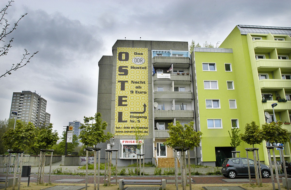 Das Ostel ist ein Hostel in einem sechsstckigen Plattenbau im Berliner Stadtteil Friedrichshain, dessen Einrichtung zum grten Teil aus in der DDR gefertigtem Originalmobiliar besteht. Aufnahme: 4. Mai 2008.
