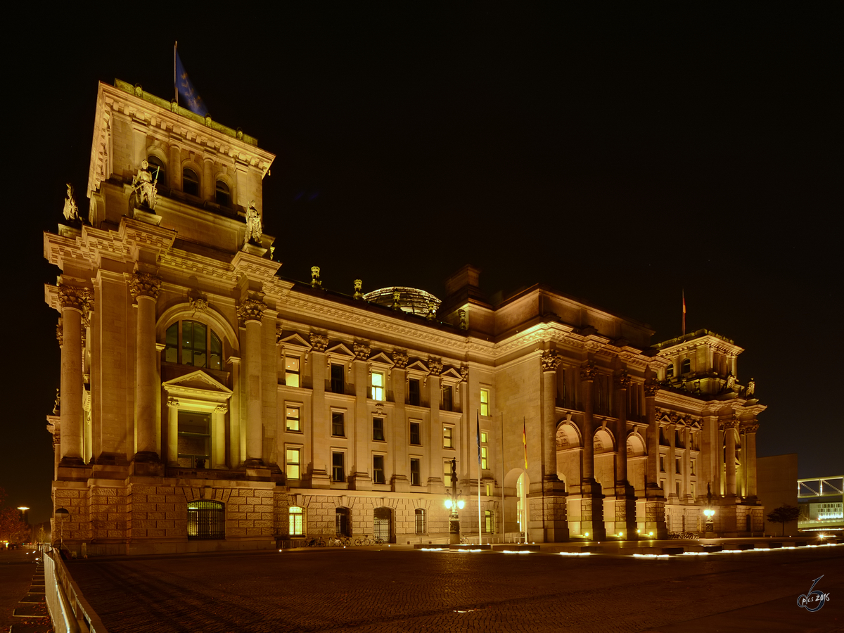Das Ostseite des Reichstagsgebudes mit dem Portal fr Politiker, Minister, Staatsgste im Berliner Stadtteil Tiergarten. (November 2014)
