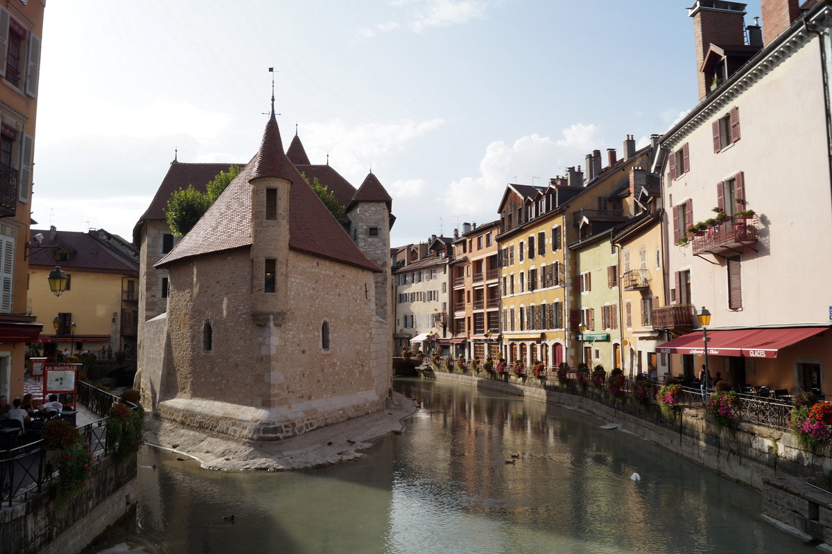 Das Palais de l’le, ein Wahrzeichen Annecys. Es liegt direkt im Fluss Thiou und beherbergt heute ein Heimatmuseum. 12.09.2018.