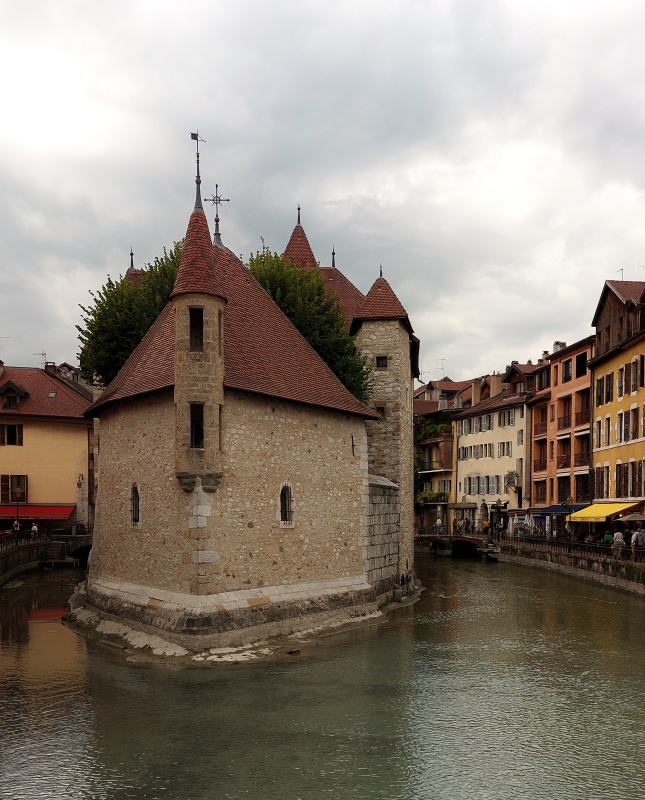 Das Palais de l’Isle, auch Palais de l’le geschrieben, ist ein festes Haus im franzsischen Annecy und liegt inmitten des Flusses Thiou. Das Gebude ist ber zwei Fugngerbrcken mit beiden Ufern des Flusses verbunden. Im Volksmund wird das Palais de l’Isle auch „Les Vieilles Prisons“ (deutsch: Die alten Gefngnisse) genannt. Es beherbergt ein Heimatmuseum sowie das Centre d’Interprtation de l’Architecture et du Patrimoine (CIAP). 16.09.2022 (Jeanny)