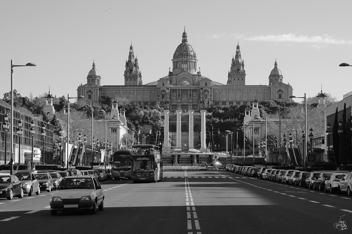 Das Palau Nacional wurde von 1918 bis 1923 im Stil des akademischen Eklektizismus errichtet und ist heute Sitz des Museu Nacional d’Art de Catalunya. (Barcelona, Februar 2013)