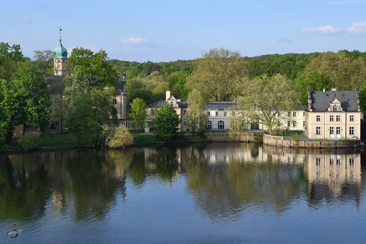 Das von Park Babelsberg aus gesehene Jagdschloss Glienicke. (Berlin, April 2018)