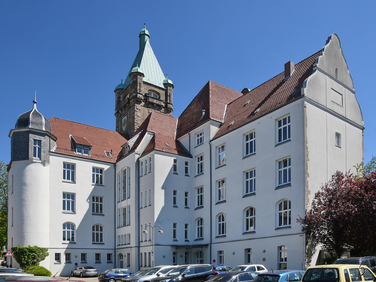 Das vom Parkplatz aus gesehene Rathaus in Hattingen. (Mai 2020)