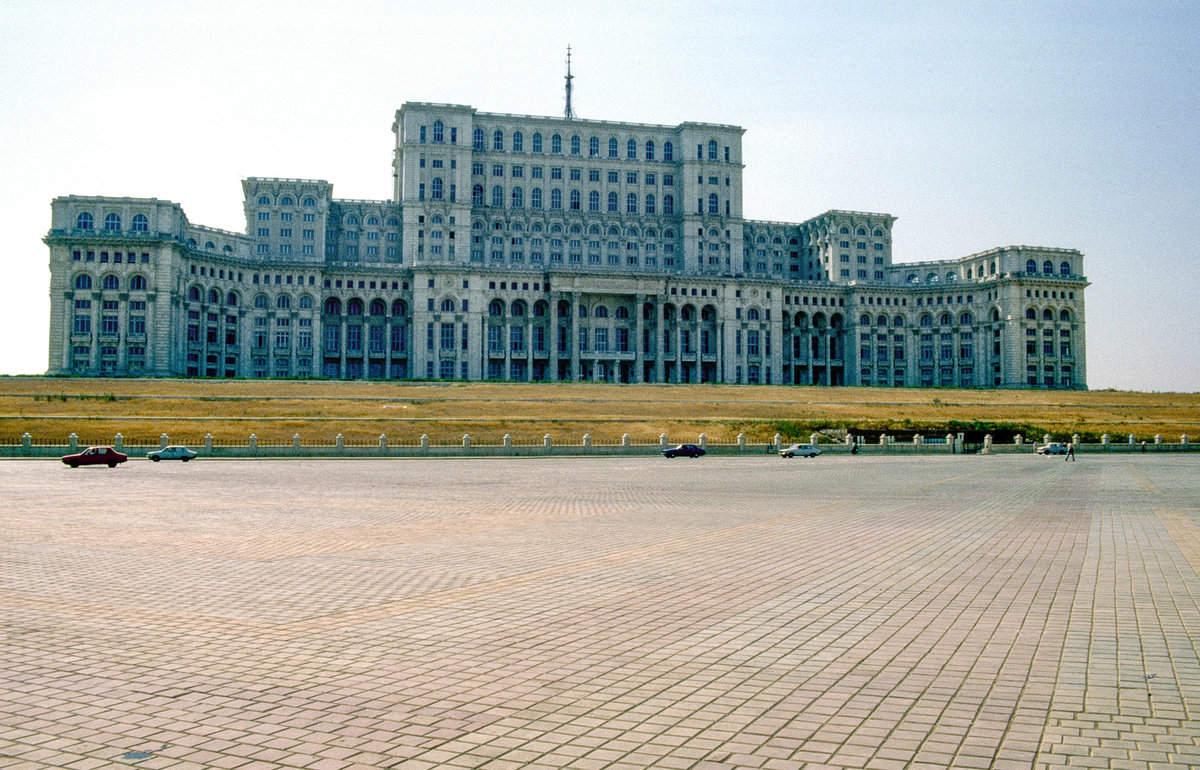 Das Parlamentspalast in Bukarest. Bild vom Dia. Aufnahme: Juli 1990.