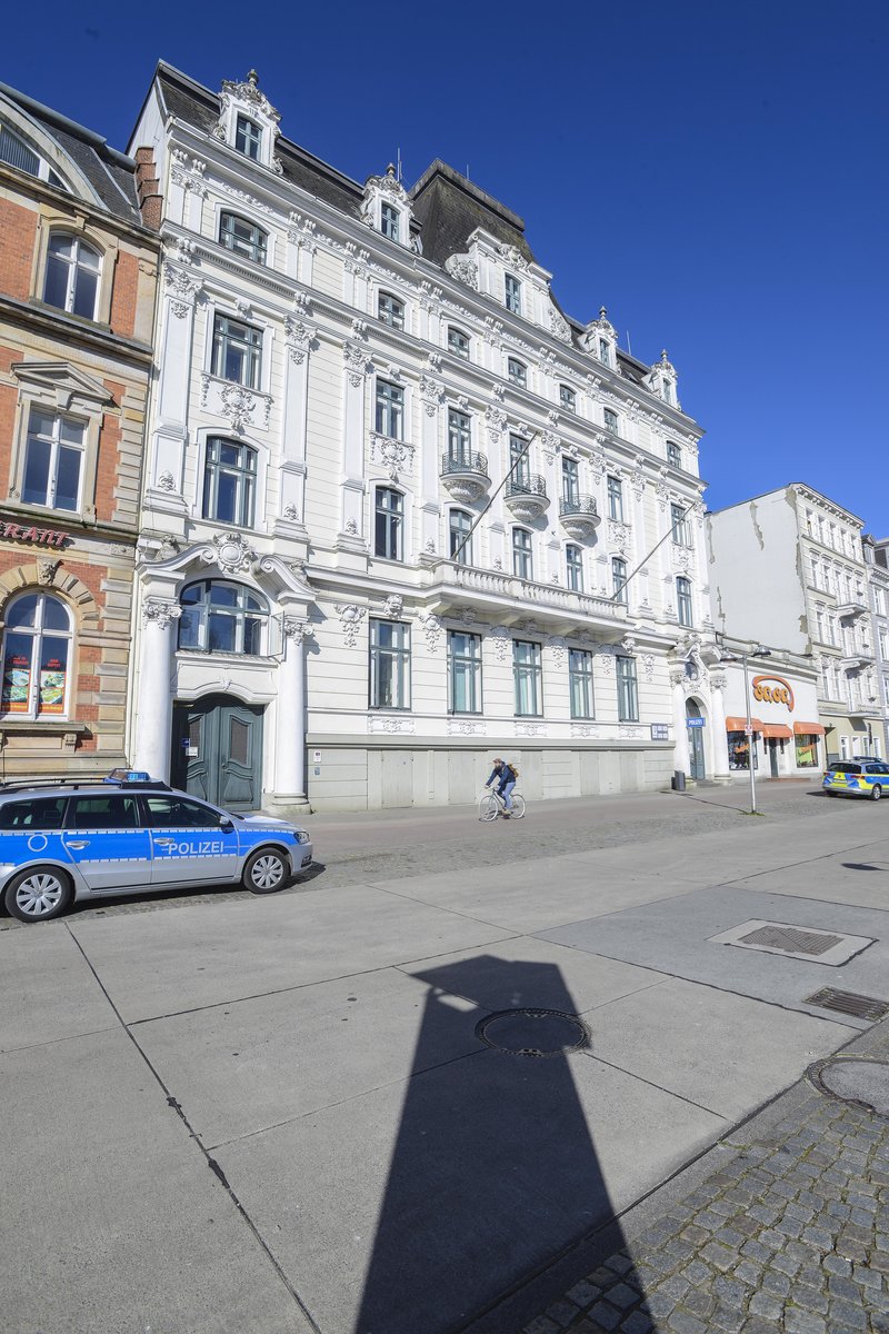 Das Polizeigebude Norderhofenden 1in Flensburg. Im Mai 1945 kamen zahlreiche geflchtete Nazis ber die Rattenlinie Nord nach Flensburg, denn im Ortsteil Mrwik entstand im Sonderbereich Mrwik die letzte Reichsregierung unter Karl Dnitz. Das Polizeiprsidium unterstand dem SS-Standartenfhrer Hans Hinsch, unter dem wie auch in Mrwik hunderte falsche Papiere zum Untertauchen herausgegeben wurden. Als auch der Reichsfhrer-SS Heinrich Himmler sich mit seinen Gefolgsleuten ber die Rattenlinie Nord nach Flensburg absetzte, um sich an der neuen Regierung in Mrwik zu beteiligen, was ihm misslang, hielt er sich mehrfach im Polizeiprsidium auf. Aufnahme: 21. April 2020.