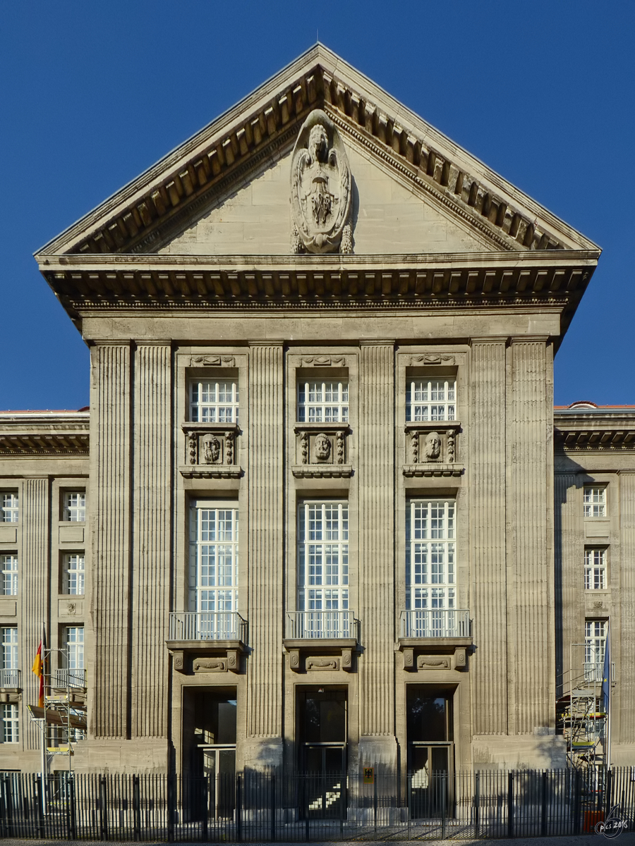 Das Portal an der Sdfassade des geschichtstrchtigen Bendlerblockes, dem heutigen zweiten Dienstsitz des Bundesministeriums der Verteidigung. (Berlin, November 2014)
