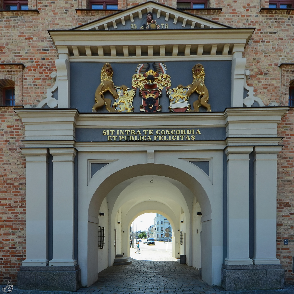 Das Portal des im Renaissance-Baustil errichteten Steintores in Rostock. (August 2013)