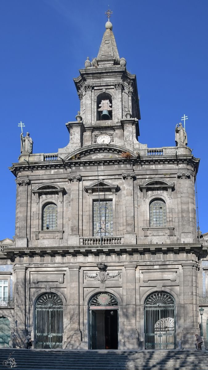 Das Portal der im Juni 1841 geweihten Dreifaltigkeitskirche (Igreja da Santsima Trinidade) in Porto. (Januar 2017)