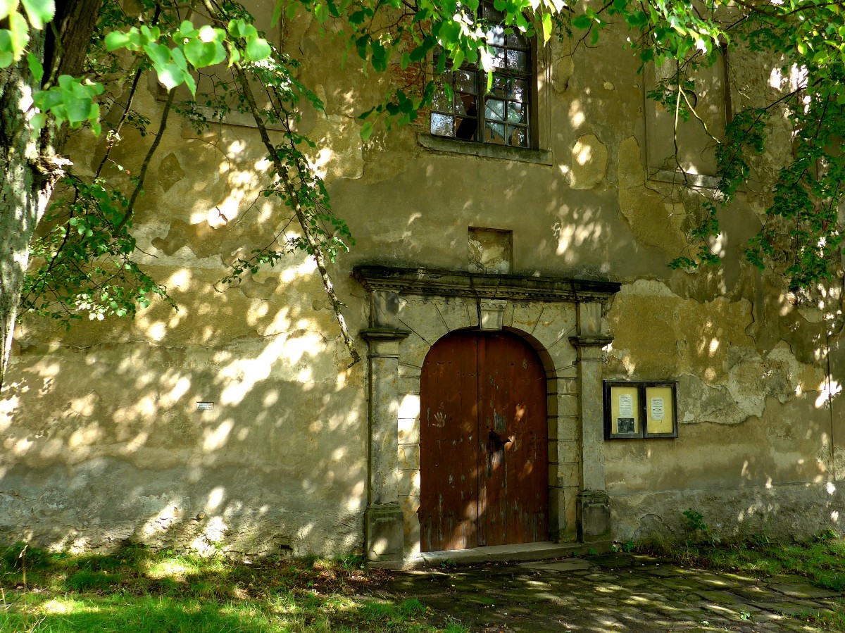 Das Portal der Kirche von Petrovice (Petersdorf) am 17. August 2014.