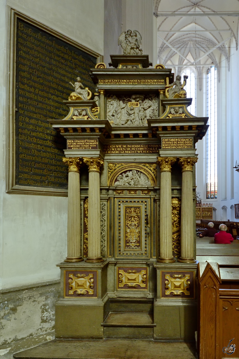 Das Portal der Renaissance-Kanzel von 1574 in der Marienkirche in Rostock. (August 2013)
