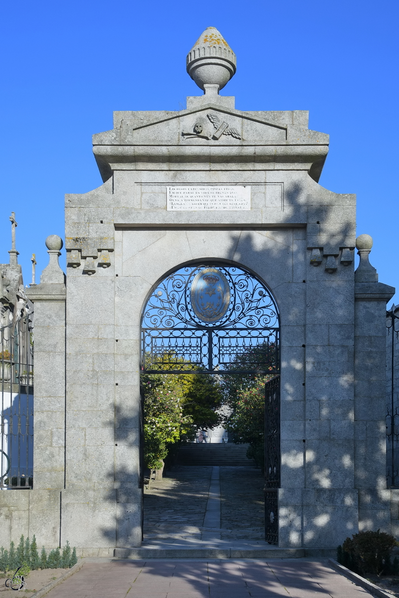 Das Portal zum Cemitério da Lapa, Einem Friedhof mit den Gräbern berühmter Künstler aus Portugal. (Porto, Januar 2017)