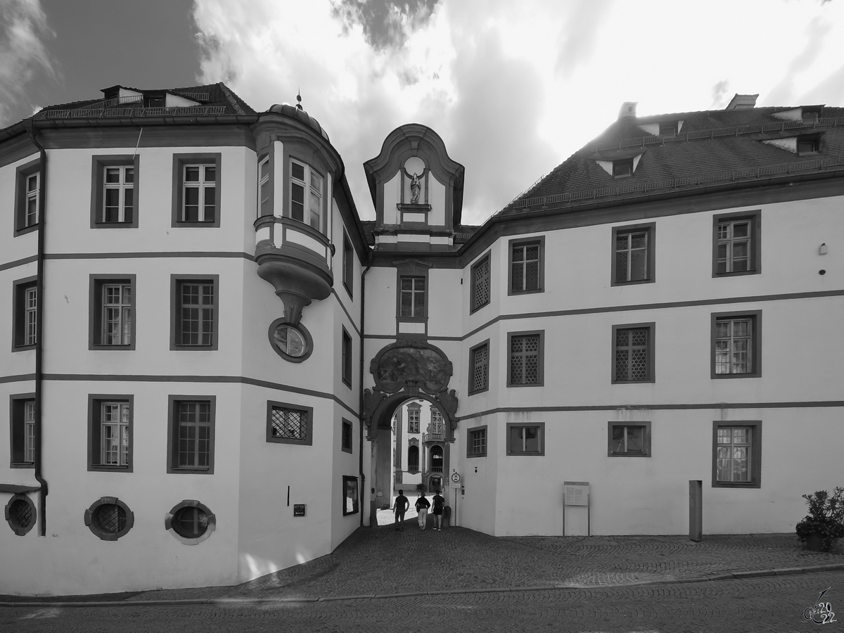Das Portal zum Innenhof des ehemaligen Klosters Sankt Mang. (Fssen, Juli 2017)
