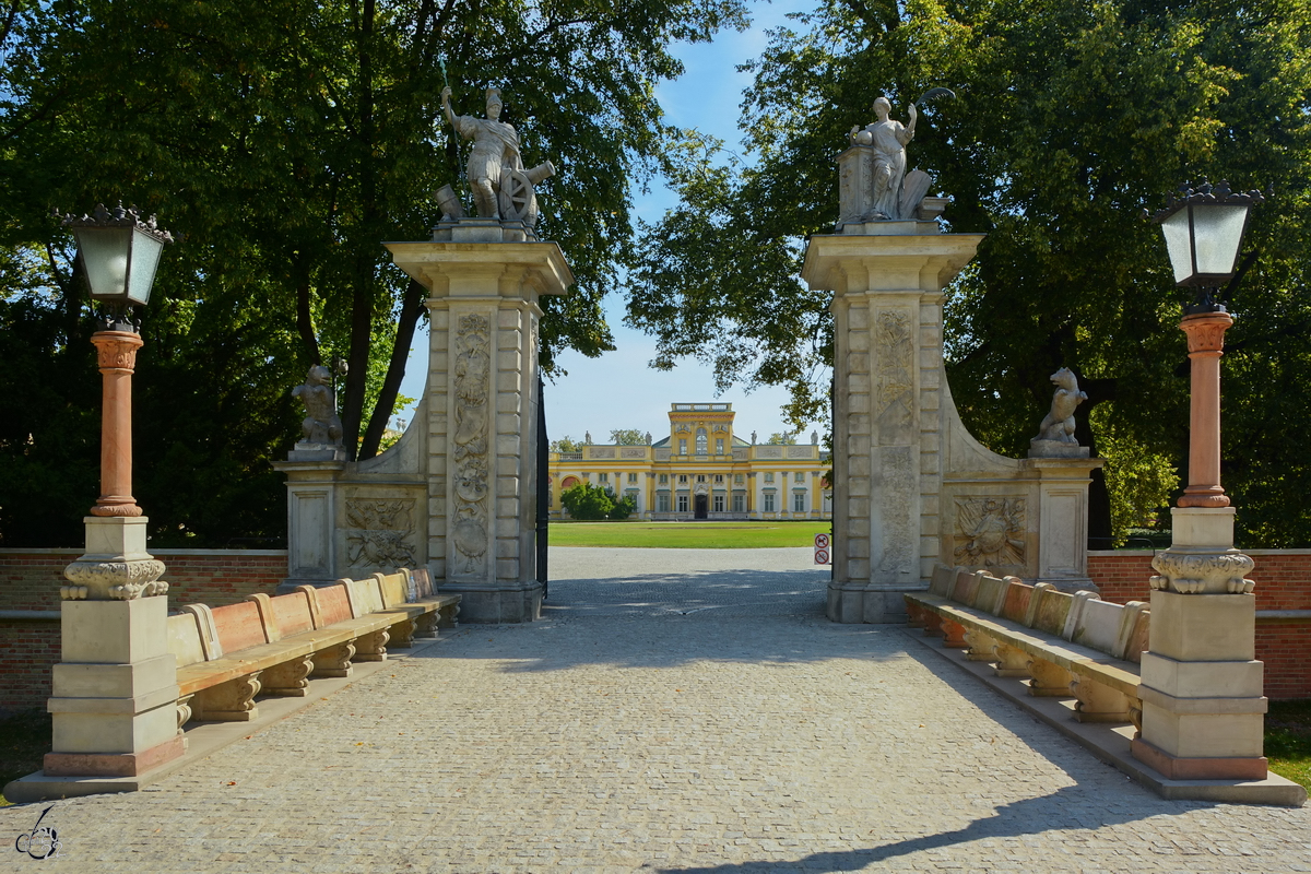 Das Portal zum Schlosspark in Wilanw. (August 2015)