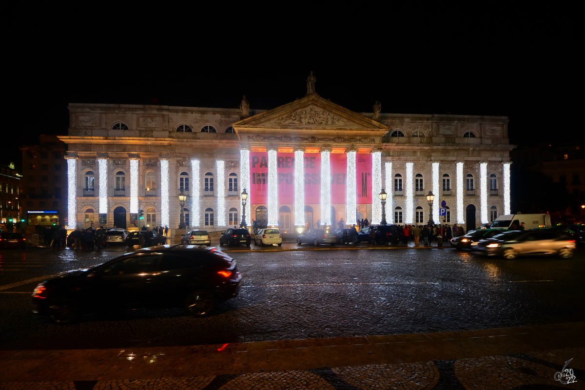 Das portugiesisches Nationaltheater (Teatro Nacional D. Maria II) wurde von 1842 bis 1846 im klassizistischen Stil erbaut. (Lissabon, Dezember 2016)