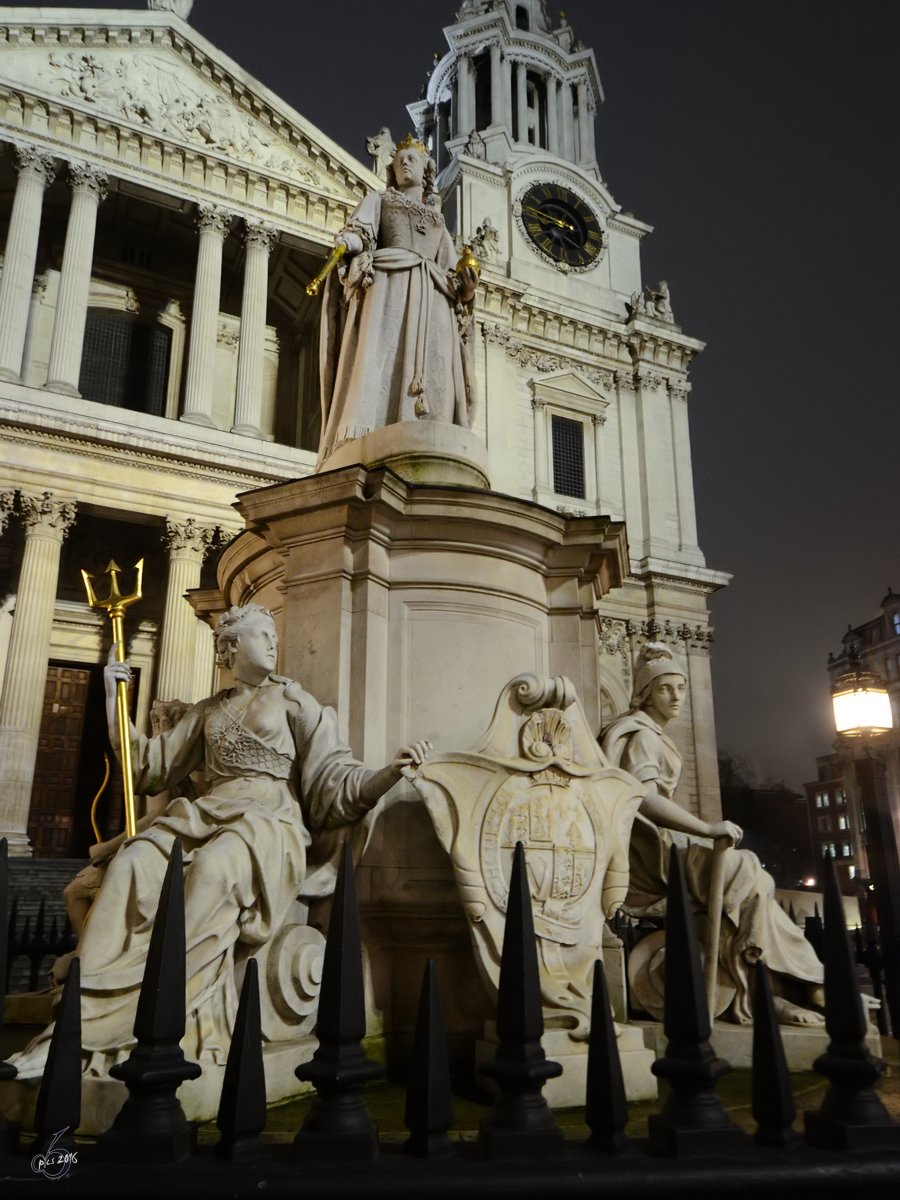 Das Queen Anne Denkmal vor der Westfassade der St.-Pauls-Kathedrale in London. (Mrz 2013)