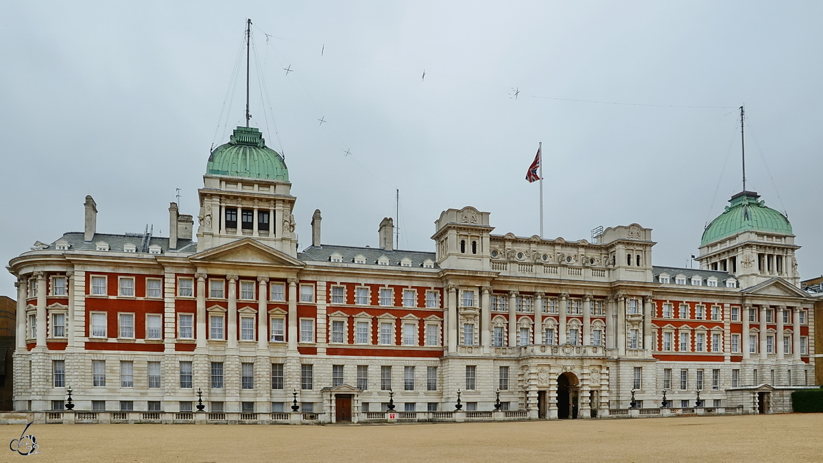 Das im Queen Anne Style errichtete rote Backsteingebude Old Admiralty Building ist das grte Gebude der Admiralitt. (London, September 2013)