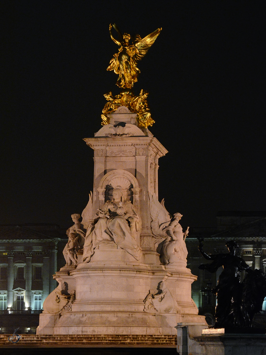 Das Queen Victoria Denkmal am Buckingham-Palast bei Dunkelheit. (London, März 2013)