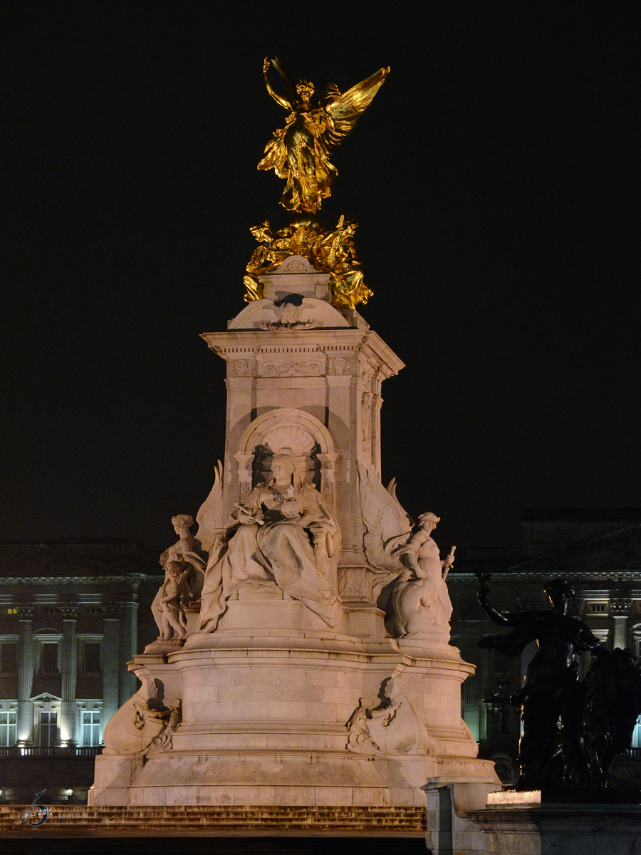 Das Queen Victoria Denkmal am Buckingham-Palast bei Dunkelheit. (London, Mrz 2013)