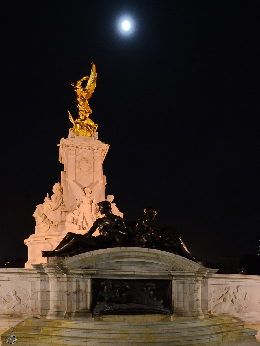 Das Queen Victoria Memorial vor dem Buckingham Palace bei Nacht. (London, September 2013)