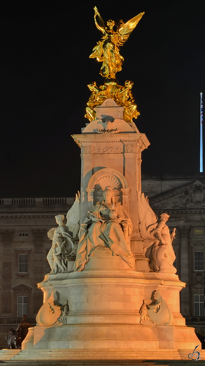 Das Queen Victoria Memorial vor dem Buckingham Palace bei Nacht. (London, September 2013)