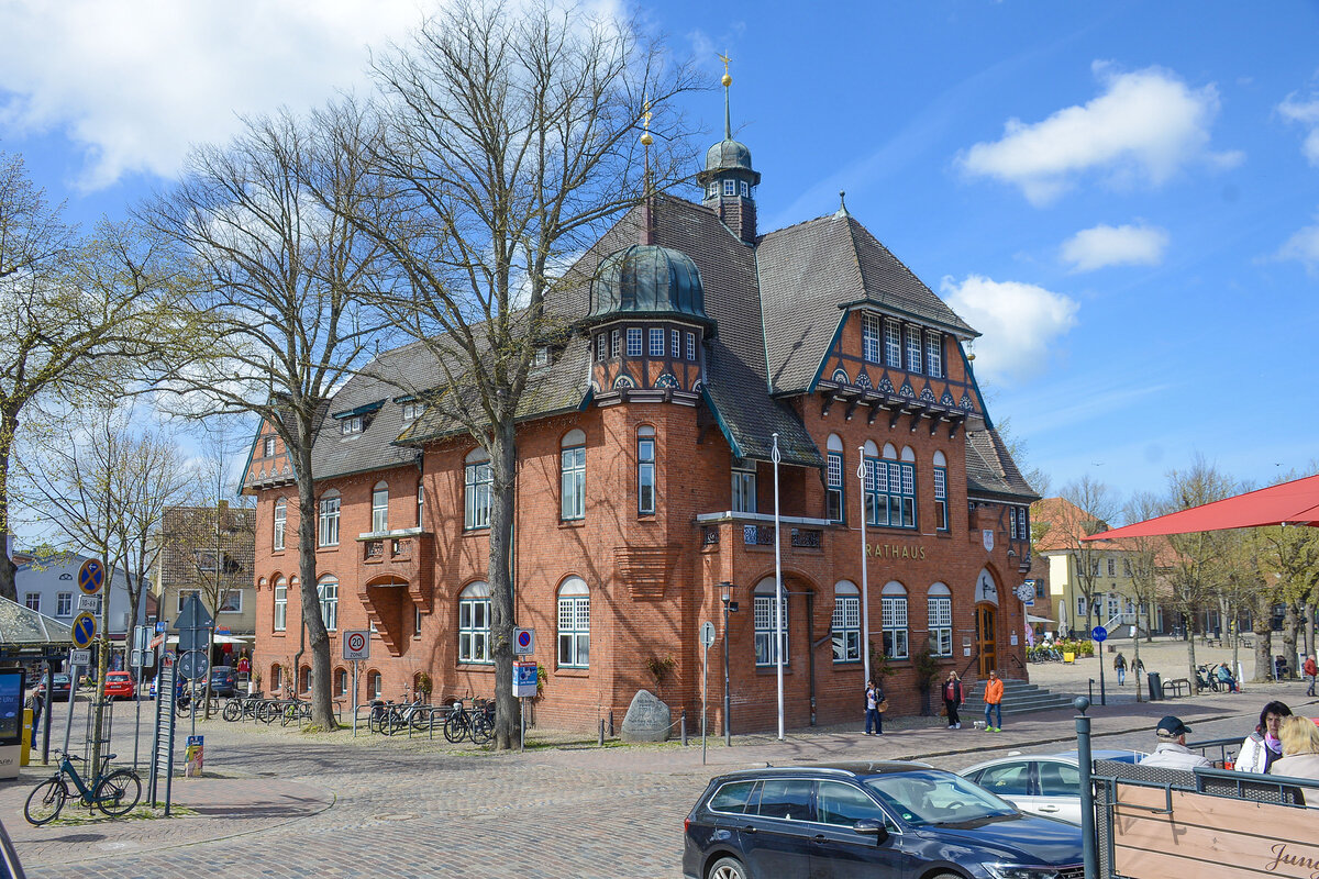 Das Rathaus in Burg auf Fehmarn (Ostholstein). Aufnahme: 27. Aporil 2026.