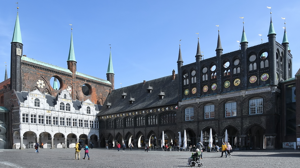 Das Rathaus der Hansestadt Lbeck ist eines der grten mittelalterlichen Rathuser in Deutschland und zhlt zu den bekanntesten Bauwerken der Backsteingotik. (Mrz 2022)