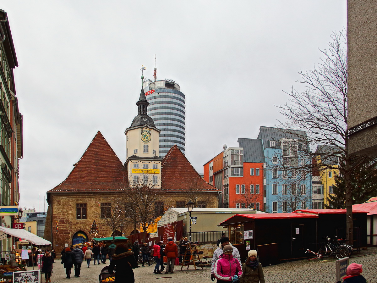 Das Rathaus von Jena  mit Weihnachtsmarkt am 09. Dezember 2017.