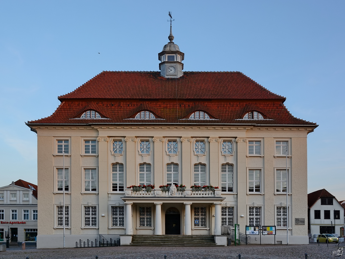 Das Rathaus in Malchin wurde 1925–1927 nach einem Brand neu aufgebaut und 1996 umfassend saniert. (August 2014)
