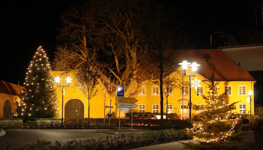 Das Rathaus im Ortskern von Hilter in der weihnachtlich beleuchteten Adventszeit am 4.12.2016.