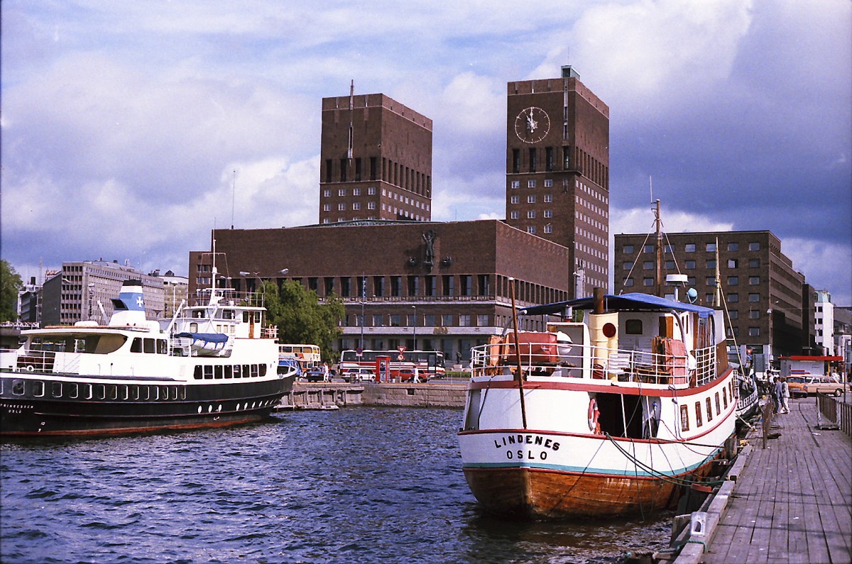 Das Rathaus in Oslo von der Rådhusbrygge 2 aus gesehen. Aufnahme: Juli 1985 (digitalisiertes Negativfoto).