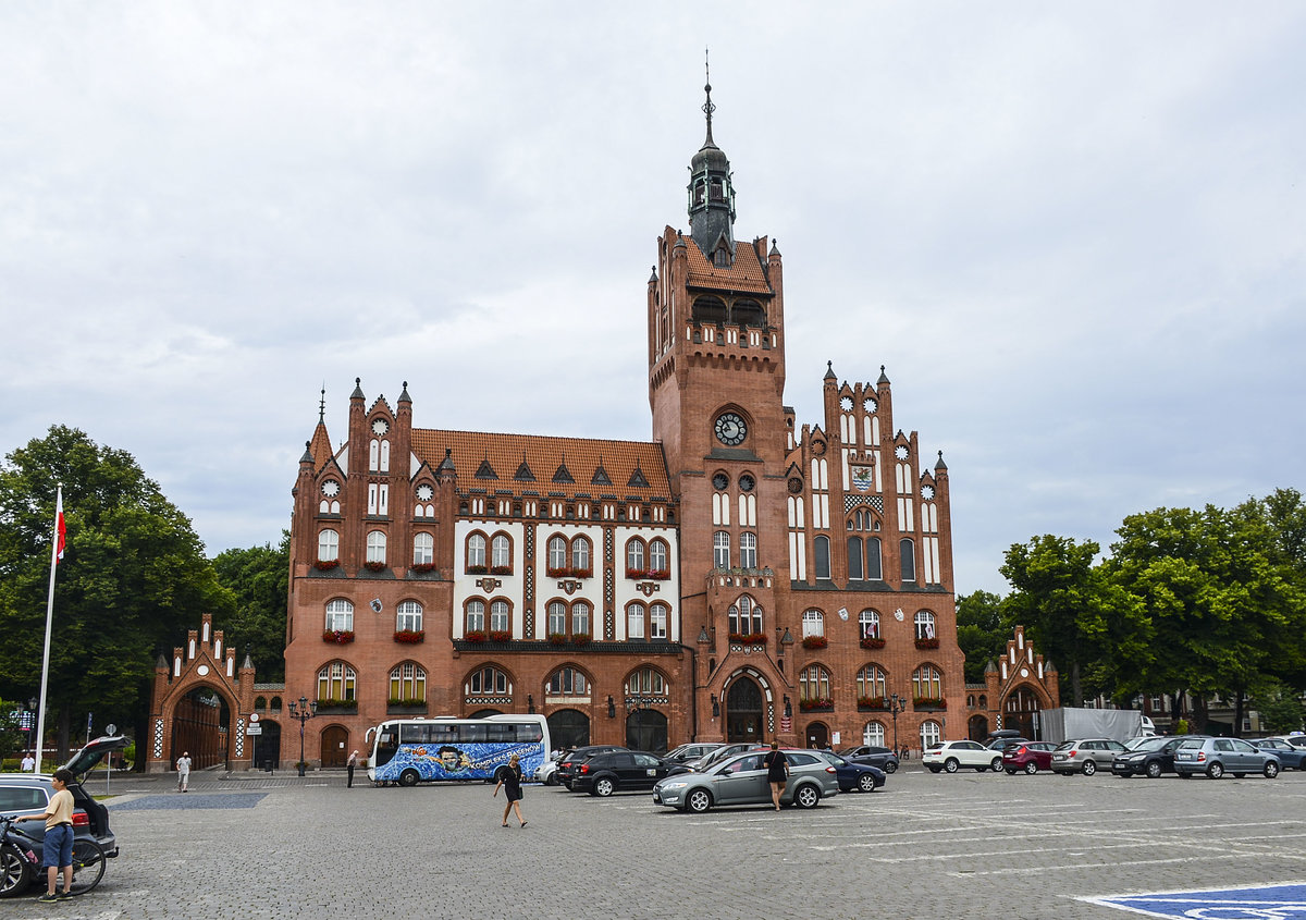 Das Rathaus (ratusz) in Słupsk (Stolp): Erbaut 1900 bis 1901 im neugotischen Backsteinstil, mit einem 59 Meter hohem Turm. Aufnahme: 22. August 2020.