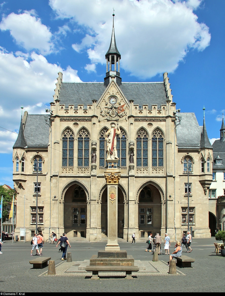 Das Rathaus der Stadt Erfurt auf dem Fischmarkt kann sich wirklich sehen lassen.
Davor befindet sich ebenso die mittig zu sehende Sule  Der Rmer .
[3.6.2019 | 15:04 Uhr]
