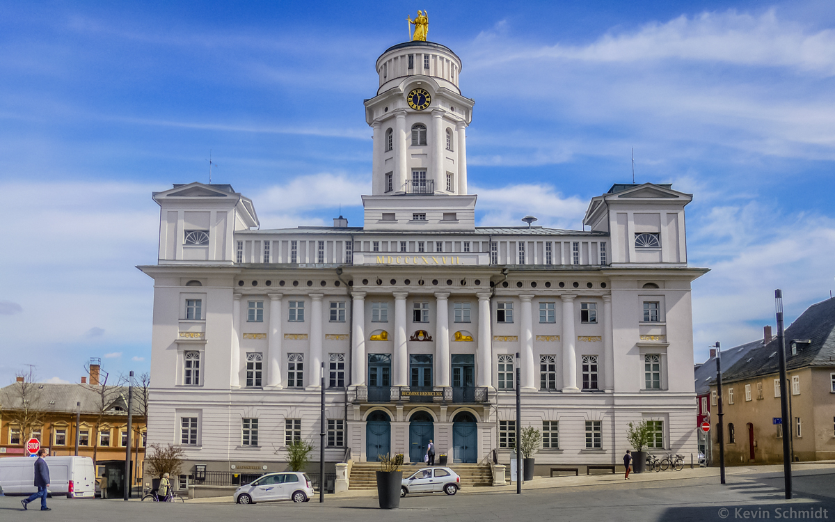 Das Rathaus der Stadt Zeulenroda-Triebes wurde 1825 - 1827 im klassizistischen Stil erbaut. Auf seinem 35 Meter hohen Turm befindet sich eine Statue der griechischen Gttin Themis, die 1997 restauriert wurde. (07.04.2014)