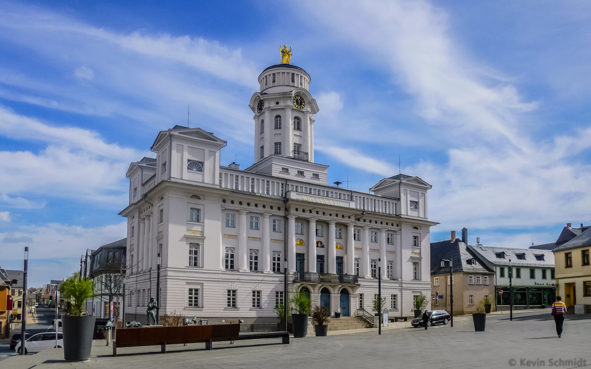 Das Rathaus der Stadt Zeulenroda-Triebes wurde 1825 - 1827 im klassizistischen Stil erbaut. Ein historischer Bezug zur frheren Stadt Zeulenroda und der Karpfenzucht in den umliegenden Gewssern wird durch den <a href= http://www.karpfenpfeifer.net/Startseite-Gesamt.htm >Karpfenpfeifer-Brunnen</a> hergestellt, der sich im Bild links vor dem Rathaus befindet. (07.04.2014)