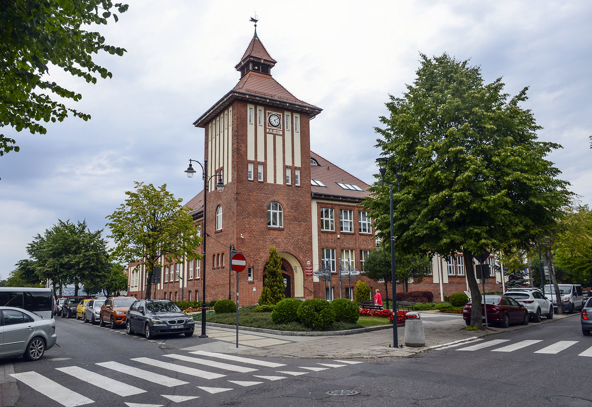 Das Rathaus in Ustka (Stolpmnde) in Hinterpommern. Aufnahme: 21.Augsut 2020.