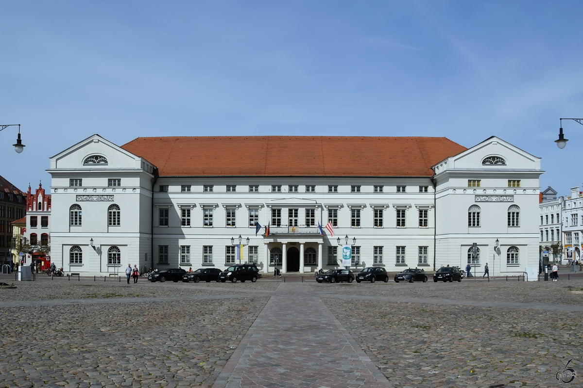 Das Rathaus von Wismar ist ein klassizistischer Bau aus dem ersten Viertel des 19. Jahrhunderts. (Mai 2023)