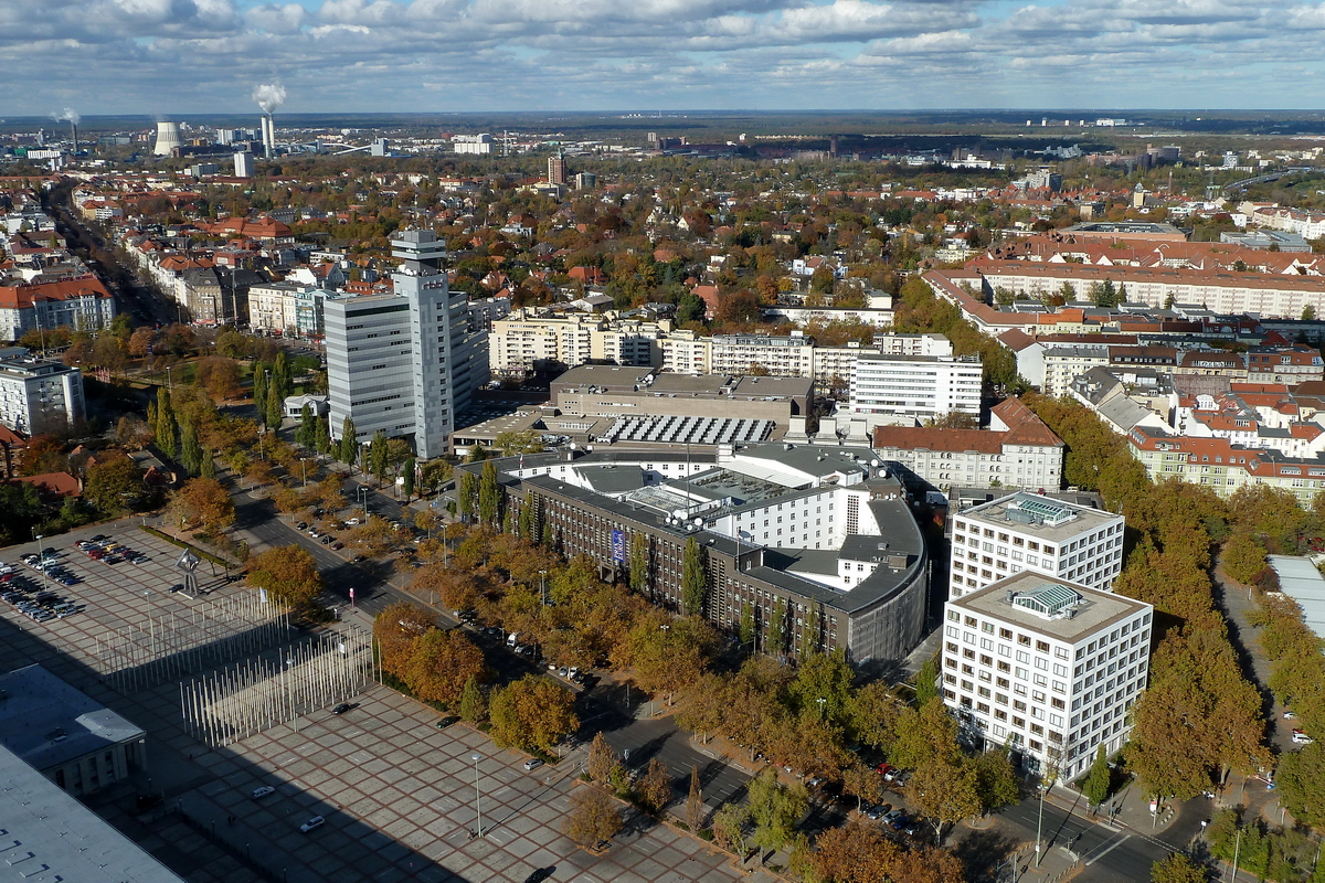 Das rbb Sendezentrum an der Masurenallee in Berlin-Charlottenburg. In der Mitte das, ausgefhrt als an zwei Seiten abgerundetes Dreieck, 1931 als  Haus des Rundfunks  erffnete Haus des Architekten Hans Poelzig.  Foto: 28.10.2012